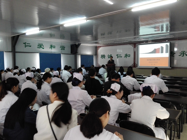 把專家請進來，我院著力打造學(xué)習(xí)型醫(yī)院