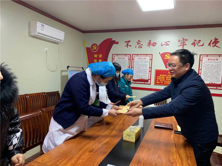 情系職工送溫暖 濃濃關(guān)懷暖人心--信陽(yáng)市中醫(yī)院開(kāi)展春節(jié)慰問(wèn)幫扶活動(dòng)